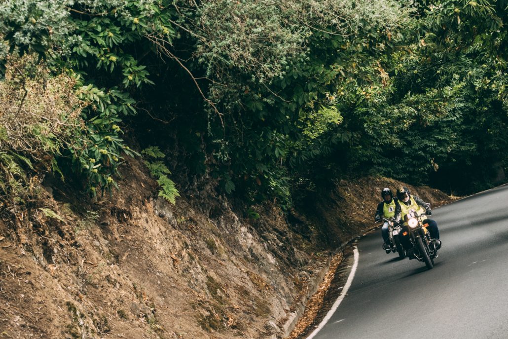 motociclista su strada di montagna