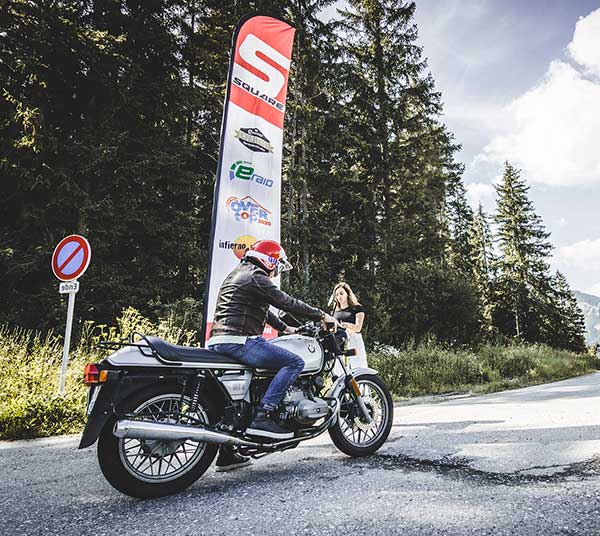 motociclista su strada di montagna austriaca